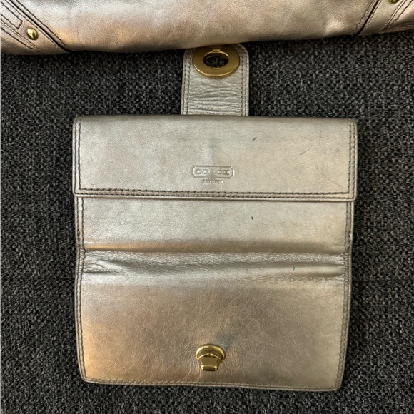 Coach metallic shoulder bag with matching wallet - Picture 4 of 7